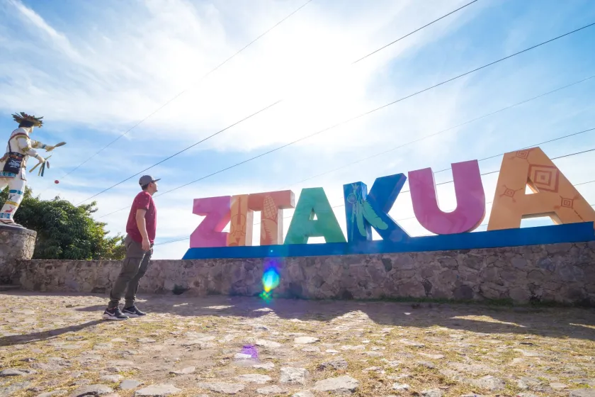 Letras de Zitácua en el mirador con vista a Tepic, Nayarit