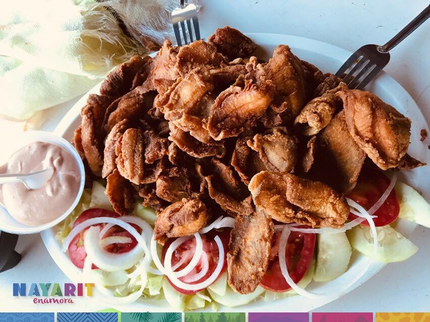 Plato de chicharrón de pescado con verduras, típico de Santa María del Oro