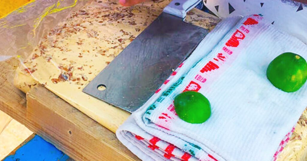 Istete, el dulce de Tepic que hace una sola familia 2 Barra de istete sobre una mesa con limones y un cuchillo para cortarlo