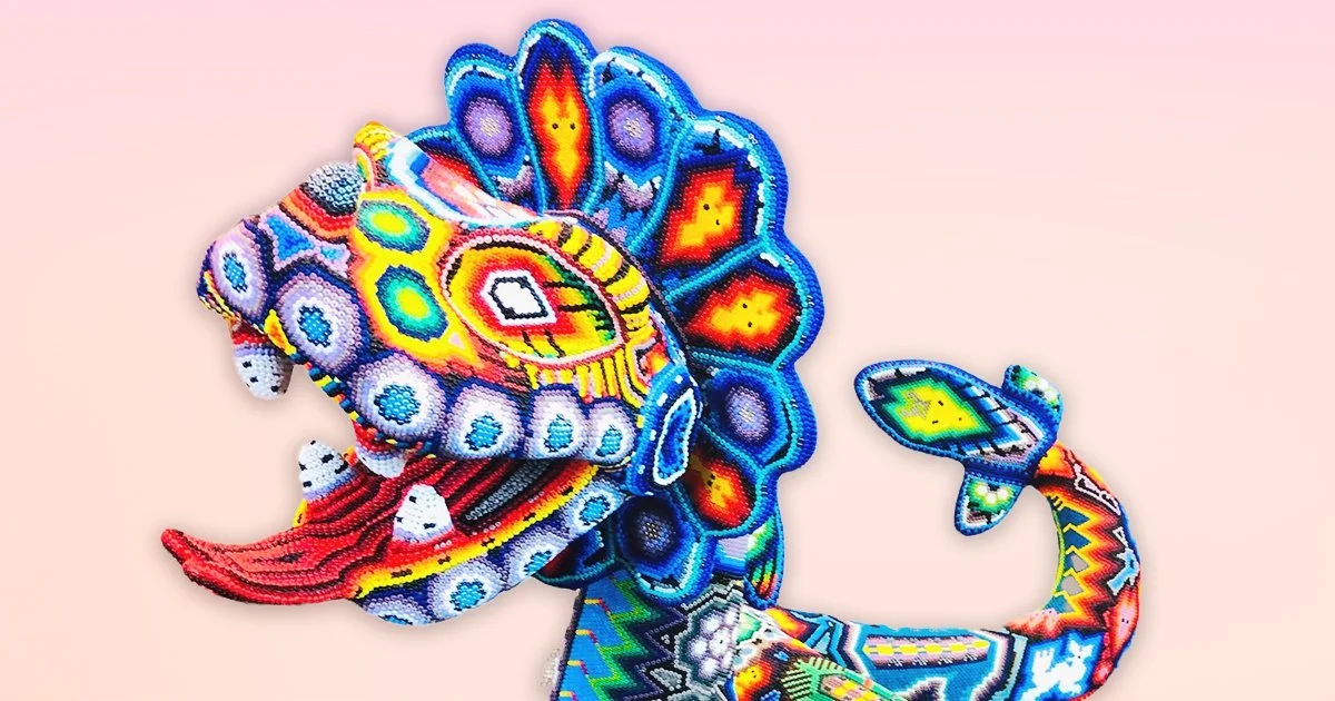 En la creencia Huichol, ¿Qué representa la serpiente? 7 Serpiente Huichol hecha de chaquira