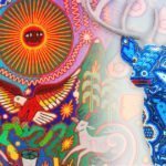 Mural huichol con un venado en arte de chaquira y mural