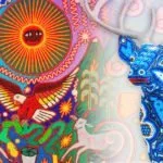 Mural huichol con un venado en arte de chaquira y mural