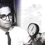 Fotografía a blanco y negro de Luis Miramontes, de fondo la primera patente de un anticonceptivo