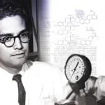 Fotografía a blanco y negro de Luis Miramontes, de fondo la primera patente de un anticonceptivo